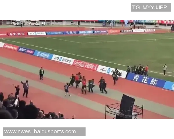 川超球员飞踹裁判事件震惊全场：这不仅仅是禁赛那么简单！