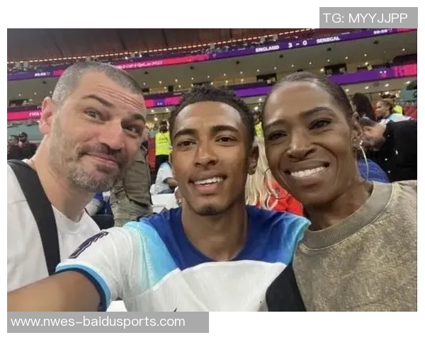 太阳报独家：贝林厄姆与女友度假豪华游艇上激情拥吻